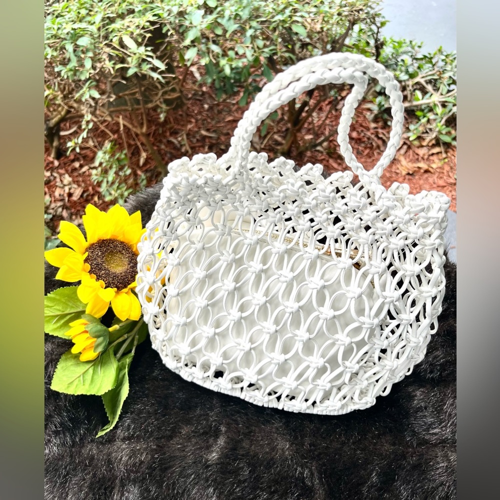White unused 6x6 summer purse, includes a zip wallet.